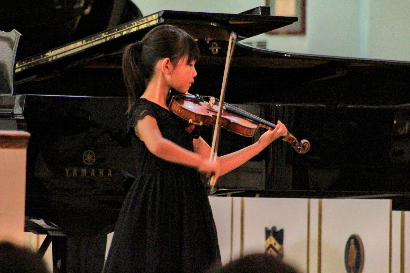 Hailey Murata walking with her violin case